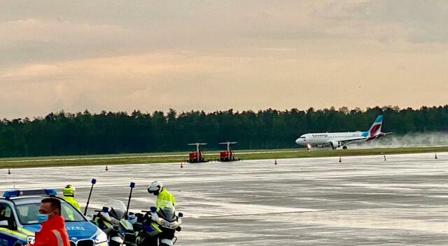 Gelandet! Die Deutsche Fußballnationalmannschaft trifft um 17.43 Uhr auf dem Albrecht-Dürer-Airport ein. | Foto: Peter Maskow