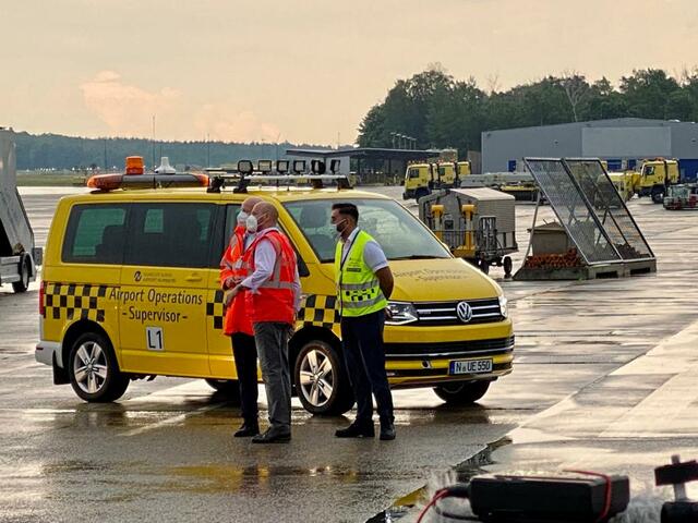Die Deutsche Fußballnationalmannschaft landet auf dem Flughafen Nürnberg "Albrecht Dürer" und fährt weiter ins Trainingslager nach Herzogenaurach. | Foto: Peter Maskow