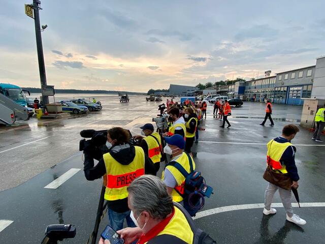 Ein riesiges Medienaufgebot verfolgt die Ankunft der deutschen Elf. | Foto: Peter Maskow