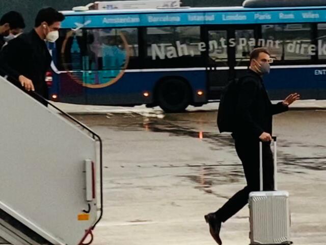 Nationaltorhüter Manuel Neuer winkt den Pressefotografen. | Foto: Peter Maskow