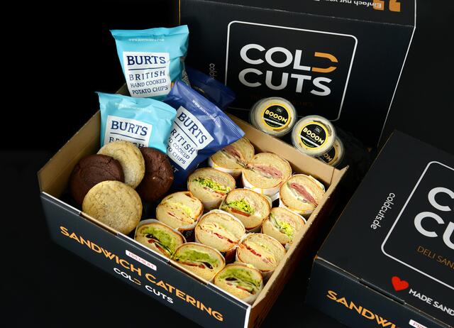 Mit den CATERING BOXEN von Cold Cuts werden alle satt. Inklusive leckeren Cookies, Chips und Dip-Saucen.