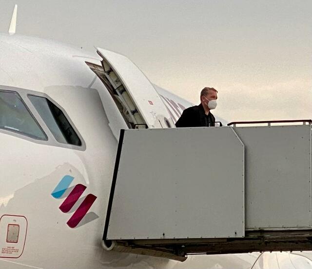 Torwarttrainer Andy Köpke verlässt als zweiter das Flugzeug. | Foto: Peter Maskow