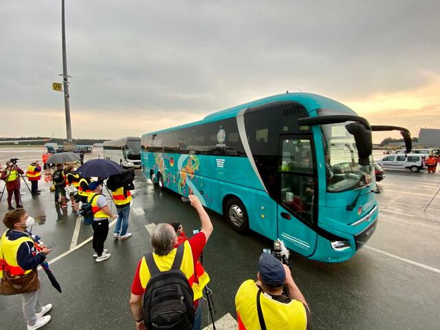 Abfahrt! Die beiden Busse mit Spielern, Betreuern und Stab machen sich unter Polizeischutz auf Richtung Herzogenaurach. | Foto: Peter Maskow