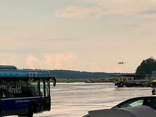 Eurowings-Flug 5228 aus Düsseldorf mit der Fußballnationalmannschaft an Bord fliegt ein. | Foto: Peter Maskow