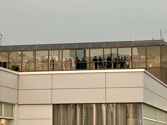 Von der Besucherplattform des Airports Nürnberg aus verfolgen Zaungäste und Fans die Landung. | Foto: Peter Maskow