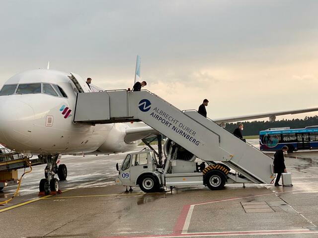 Die Deutsche Fußballnationalmannschaft auf dem Weg zum Bus. | Foto: Peter Maskow