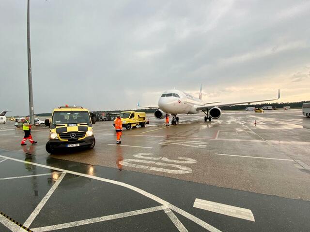 Die Maschine mit DER MANNSCHAFT rollt auf ihre Parkposition. | Foto: Peter Maskow