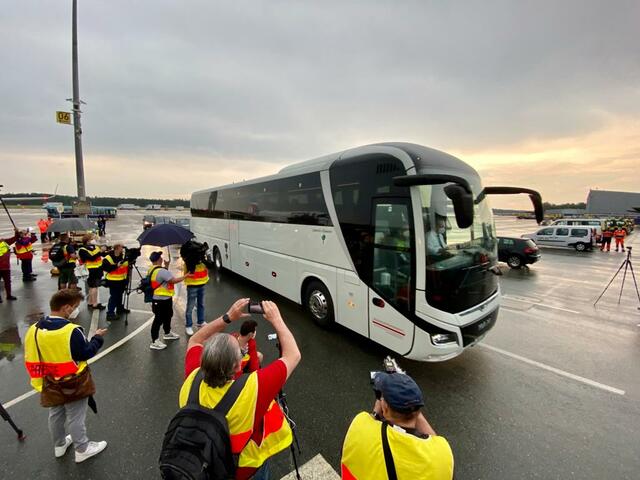 Abfahrt! Die beiden Busse mit Spielern, Betreuern und Stab machen sich unter Polizeischutz auf Richtung Herzogenaurach. | Foto: Peter Maskow