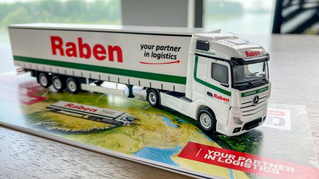 Zum 90. Geburtstag der Raben Group verlosen wir fünf der limitierten Sammler-Modelltrucks. | Foto: Raben Group