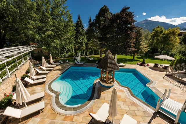 Thermalpool und ausreichend Liegen sorgen für sonnige Entspannung.
 | Foto: Verwöhnhotel Bismarck