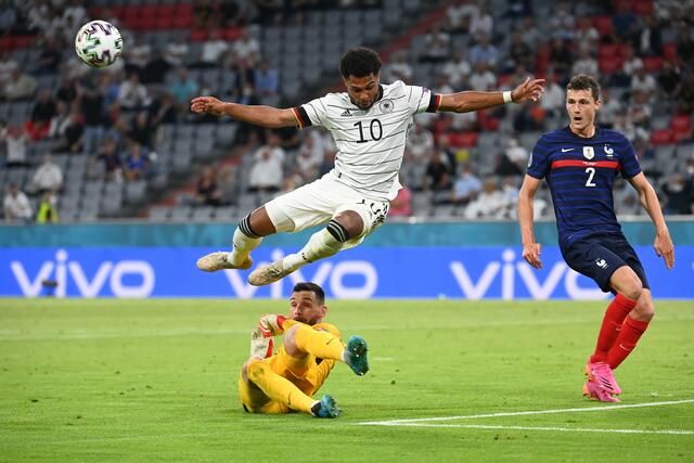 DFB-Spieler Serge Gnabry in Aktion vor dem Tor von Frankreichs Torhüter Hugo Lloris (unten).  | Foto: Federico Gambarini/dpa