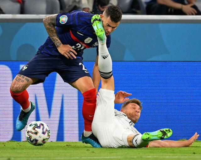 Der Franzose Lucas Hernandez (l) bringt Joshua Kimmich zu Fall und bekommt dabei dessen Schuh ins Gesicht.