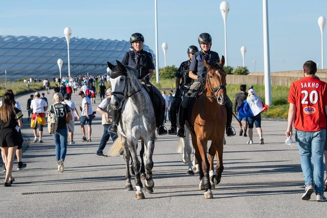 Die Münchner Polizei hat vor dem EM-Spiel Deutschland gegen Frankreich am Dienstagabend zunächst kaum Verstöße gegen die Corona-Maßnahmen festgestellt. «Es ist bislang ein gesitteter Abend ohne größere Vergehen», sagte ein Polizeisprecher kurz vor Beginn der Partie. | Foto: Matthias Balk/dpa