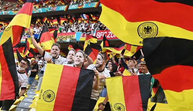 14.500 Fans hatten Karten ergattert, um das EM-Auftaktspiel von Deutschland gegen Frankreich live zu sehen.  | Foto: Federico Gambarini/dpa