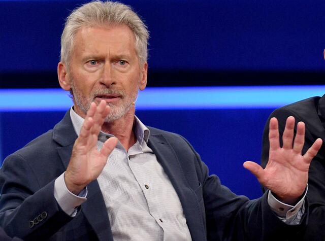 Aus Sicht von Ex-Fußballnationalspieler Paul Breitner (69) ist die deutsche Nationalmannschaft bei ihrem ersten EM-Spiel gegen Frankreich «zu lieb, zu nett, zu brav» gewesen. «Man hatte doch den Eindruck: Was soll sich denn da überhaupt tun? Das rührt daher, dass unser Mittelfeld aus Weltmeistern des Sicherheitsfußballs besteht», sagte er der «Mediengruppe Münchner Merkur tz». «Franz Beckenbauer würde es wohl Altherrenfußball nennen.» Die deutsche Mannschaft hatte am Vorabend bei ihrem ersten Spiel der Fußball-Europameisterschaft in München mit 0:1 gegen Frankreich verloren. | Foto: Henning Kaiser/dpa/Archivbild
