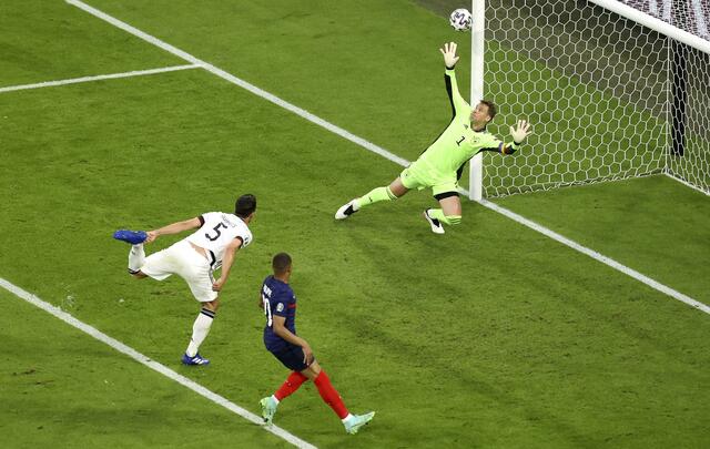 Beim Versuch vor Mbappé zu klären erzielt Mats Hummels (l) gegen Torwart Manuel Neuer ein Eigentor.  | Foto: Alexander Hassenstein/Getty Pool/AP/dpa