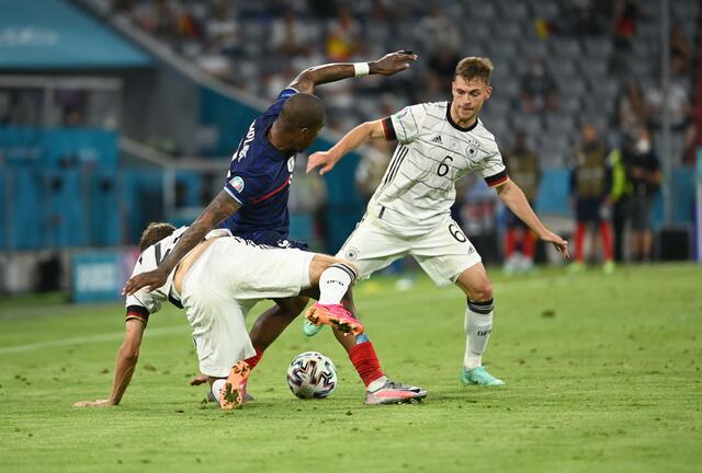 Thomas Müller (l) und Joshua Kimmich in Aktion gegen Frankreichs Presnel Kimpembe.  | Foto: Federico Gambarini/dpa