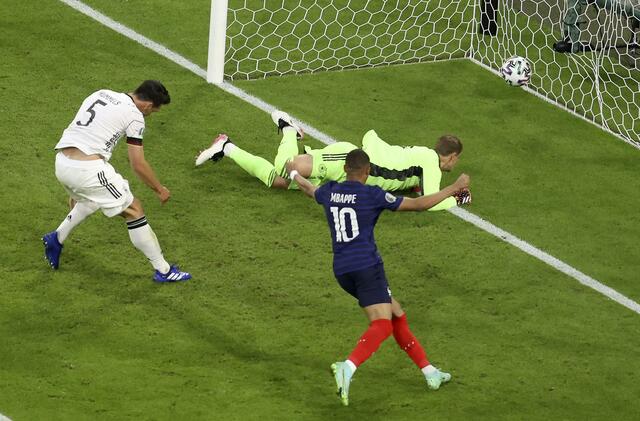 Mats Hummels hadert mit seinem Missgeschick. Mit seinem Eigentor in der 20. Minute beim 0:1 zum EM-Auftakt gegen Frankreich hat der Abwehrchef nicht nur sein eigenes Pflichtspiel-Comeback verdorben, sondern auch den Turnierstart der Fußball-Nationalmannschaft vermasselt.