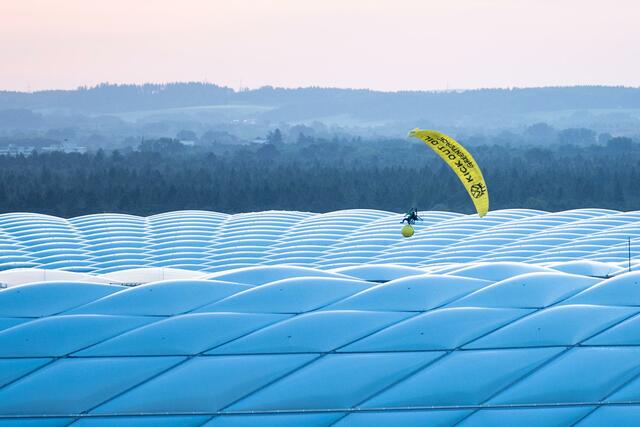 Volkswagen hat die missglückte Greenpeace-Aktion beim EM-Auftaktspiel der deutschen Mannschaft scharf kritisiert. «Mit der heutigen Protestaktion hat Greenpeace Leib und Leben unbeteiligter Zuschauer und Fans eines Fußballspiels in Gefahr gebracht», hieß es in einem Statement am Dienstagabend. Das sei nicht akzeptabel. Volkswagen sei offen für den kritischen und konstruktiven Dialog in Sachen Umwelt und Nachhaltigkeit und bekenne sich klar zum Pariser Klimaabkommen bis 2050.