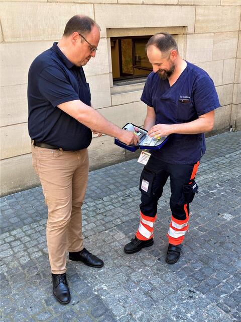 Bürgermeister Christian Vogel (l.) mit Dr. Thomas Hübner (Präsident des Nürnberger Notärzte e. V. und Notarztgruppensprecher für Nürnberg).  | Foto: oh/Christian Vogel