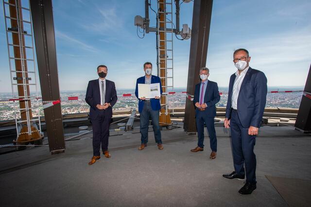 Oberbürgermeister Marcus König, Ministerpräsident Dr. Markus Söder, Staatsminister Bernd Sibler und der Geschäftsführer der DFMG Deutsche Funkturm GmbH, Bruno Jacobfeuerborn, auf dem Nürnberger Fernmeldeturm (v.l.).