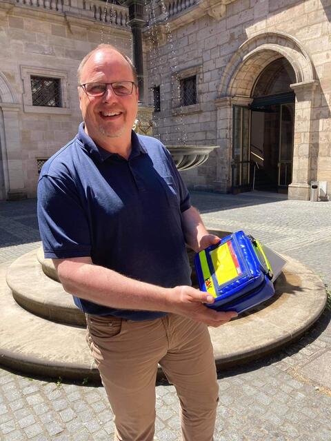 Bürgermeister Christian Vogel mit dem Ultraschallgeräte.  | Foto: oh/Christian Vogel