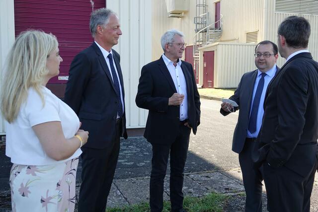 Auf dem Gelände des ehemaligen Michelin-Reifenwerks in Hallstadt/Bamberg soll der ,,,Cleantech-Park" mit zukunftsfesten Arbeitsplätzen entstehen. Wirtschaftsminister Hubert Aiwanger, setzte persönlich vor Ort für dieses Projekt ein.  | Foto: LRA Bamberg