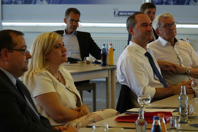Auf dem Gelände des ehemaligen Michelin-Reifenwerks in Hallstadt/Bamberg soll der ,,,Cleantech-Park" mit zukunftsfesten Arbeitsplätzen entstehen. Wirtschaftsminister Hubert Aiwanger, setzte persönlich vor Ort für dieses Projekt ein.  | Foto: LRA Bamberg