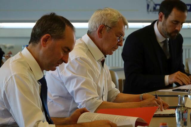 Auf dem Gelände des ehemaligen Michelin-Reifenwerks in Hallstadt/Bamberg soll der ,,,Cleantech-Park" mit zukunftsfesten Arbeitsplätzen entstehen. Wirtschaftsminister Hubert Aiwanger, setzte persönlich vor Ort für dieses Projekt ein.  | Foto: LRA Bamberg