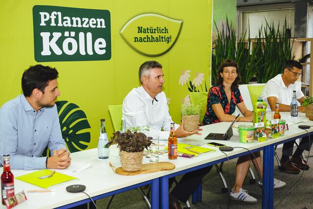 Sie präsentierten das Label "Pflanzen-Kölle Natürlich nachhaltig!" auf einer Online-Pressekonferenz: Koray Altintas, Bereichsleitung Marketing, Jörg Greimel, Vorsitzender der Geschäftsführung, Ulrike Rothhaar, Bereichsleitung Nachhaltigkeit, und Michael Wittmann, Geschäftsführung.