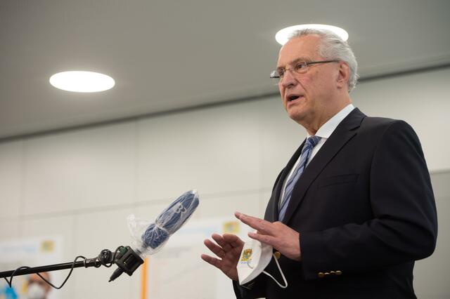 Joachim Herrmann (CSU), Innenminister von Bayern, ist in Würzburg, um die Lage vor Ort zu beurteilen.  | Foto: Timm Schamberger/dpa/Archivbild