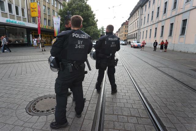 Polizisten stehen in der Innenstadt.