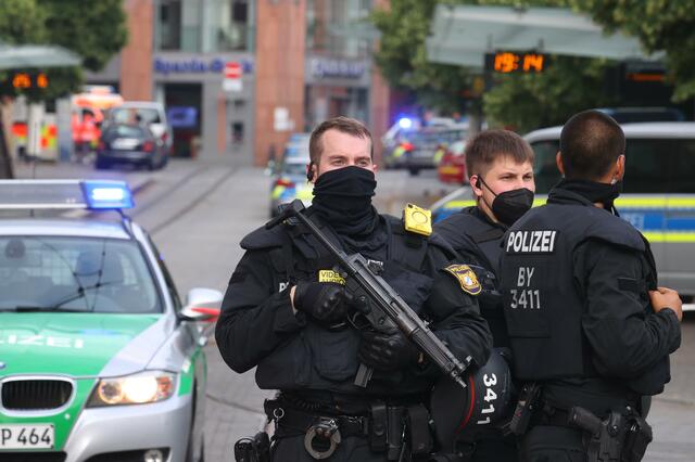 Polizisten mit schwerem Geschütz in der Innenstadt.