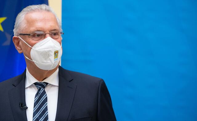 Bayerns Innenminister Joachim Herrmann hat sich nach der Messerattacke in Würzburg ein Bild vor Ort gemacht.  | Foto: Sven Hoppe/dpa/Archivbild