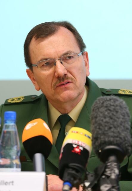 Polizeipräsident Gerhard Kallert äußert sich auf einer Pressekonferenz.  | Foto: picture alliance / dpa/Archivbild