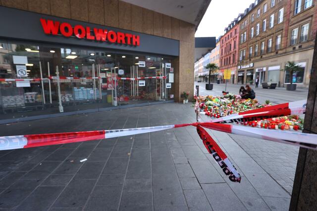 Mit Polizeiband abgesperrt ist ein Kaufhaus, in dem ein Mann Menschen mit einem Messer attackiert hatte.  | Foto: Karl-Josef Hildenbrand/dpa