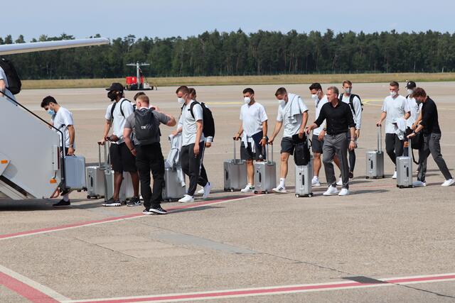 Für Manuel Neuer und sein Team ging es ab Nürnberg nach London.  | Foto: Airport Nürnberg / Jan Beinßen