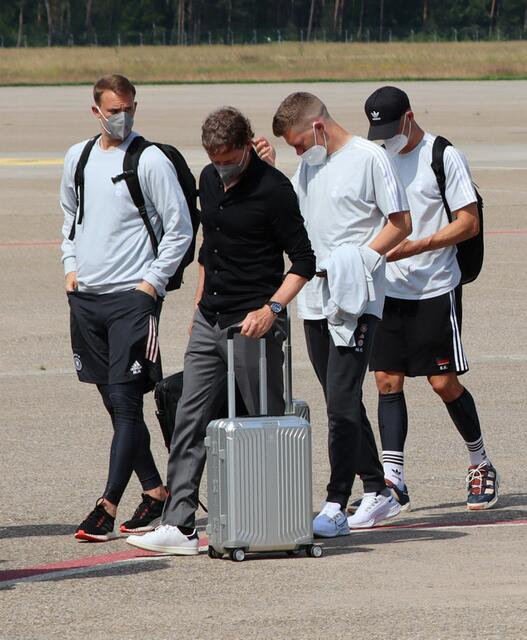Für Manuel Neuer und sein Team ging es ab Nürnberg nach London.  | Foto: Airport Nürnberg / Jan Beinßen