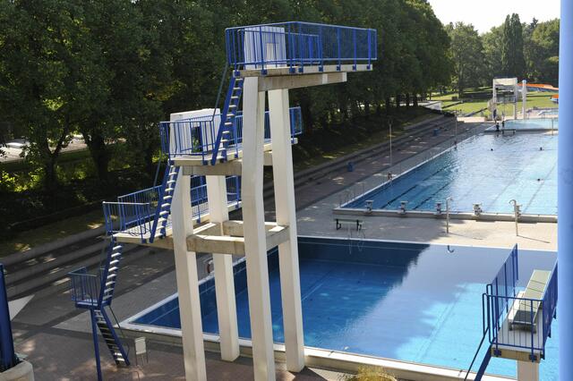 Die Sprungturm-Anlage im Stadionbad wartet schon auf wagemutige Jungs und Mädels, die sich trauen.... | Foto: Stadt Nürnberg, André Karambatsos