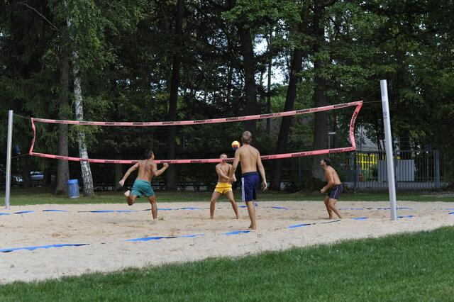 Eine heiße Partie auf dem Beachvolleyballfeld im Stadionbad sorgt für sportliche Unterhaltung. | Foto: Stadt Nürnberg, André Karambatsos
