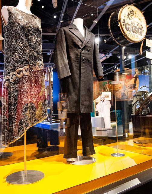 Charlstonkleid und Gehrock, auch in der Kultur traf Moderne auf Tradition.

 | Foto: Rudi Ott/Museen der Stadt Nürnberg/Museum Industriekultur