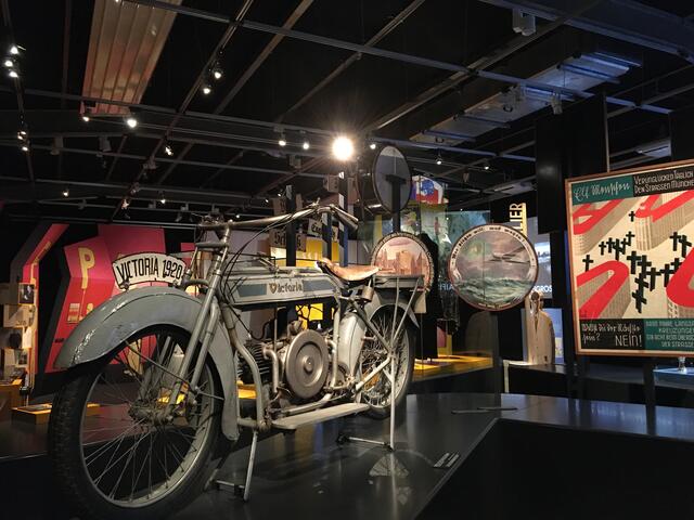 Blick in die Ausstellung mit dem Motorrad KR1 der Nürnberger Marke Victoria, Baujahr 1920. | Foto: Museen der Stadt Nürnberg, Museum Industriekultur