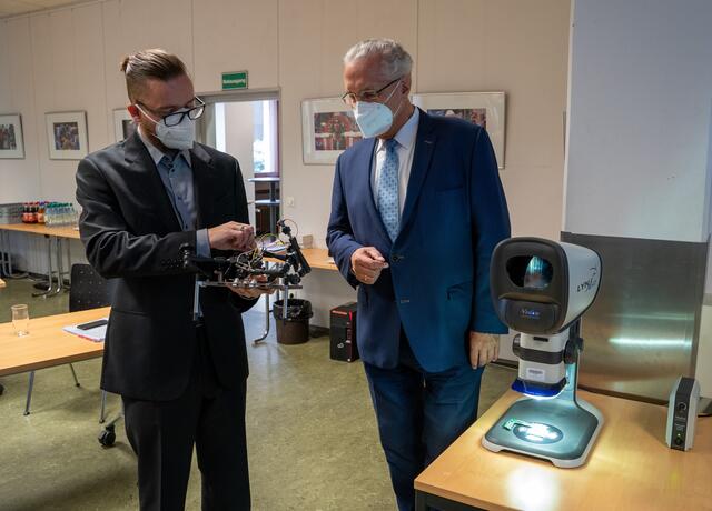 Fortschritt bei der Cybercrime-Bekämpfung: Innenminister Joachim Herrmann hat beim Polizeipräsidium Mittelfranken das neue Kriminalfachdezernat 5 ‚Cybercrime und Digitale Forensik‘ (KFD 5) vorgestellt.  | Foto: Polizei Bayern/Polizei Mittelfanken