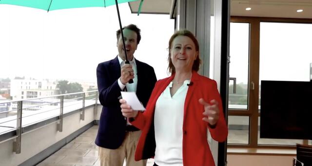 Heftiger Regen und Sturm zur Eröffnung. Michael Oschmann (CEO Sellwerk) und Moderatorin Dorothee Brommer nehmen es mit Humor.  | Foto: Screenshot/nf
