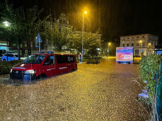 Heftige Regenfälle haben in Hagen zu überfluteten Straßen und vollgelaufenen Kellern geführt. 
 | Foto: Alex Talash/dpa
