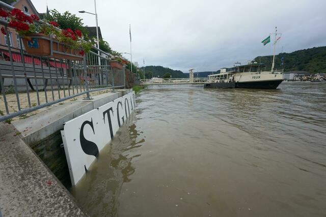 Der Ortsname von St. Goar versinkt im Rheinhochwasser. 
 | Foto: Thomas Frey/dpa