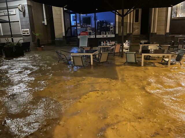 Land unter in Hagen.  | Foto: Alex Forstreuter/dpa