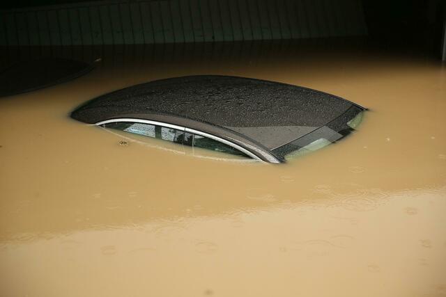 Unwetter in Erkrath: Bis zum Dach in den Fluten versunken. 
 | Foto: David Young/dpa