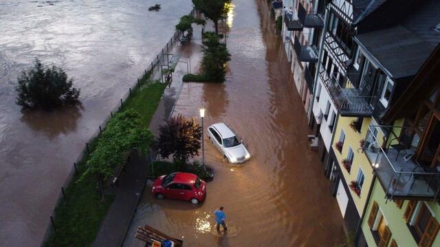 Die Mosel ist in der Ortschaft Zell über die Ufer getreten.  | Foto: Nord-West-Media TV /dpa