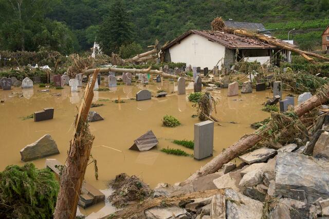Der Friedhof in Altenahr ist vom Hochwasser überflutet.  | Foto: Thomas Frey/dpa